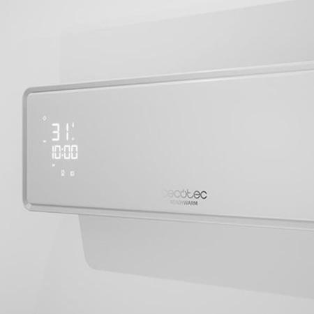 Biały klimatyzator z cyfrowym wyświetlaczem, pokazujący godzinę i temperaturę.