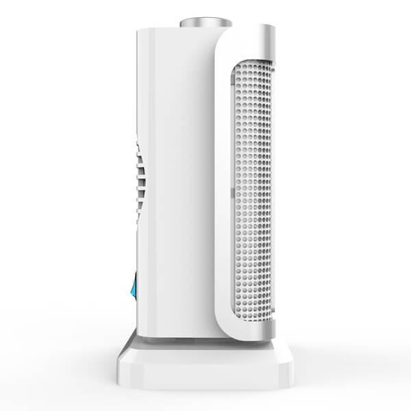 Biały grzejnik elektryczny stoi pionowo. Ma siatkowy panel przedni i niebieski wyświetlacz.