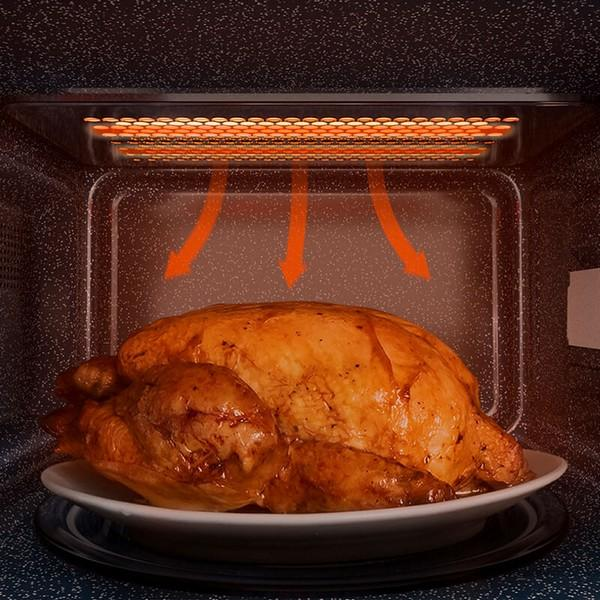 Kurczak w mikrofali. Pomarańczowe fale ciepła. Biały talerz na dole. Widok wnętrza.