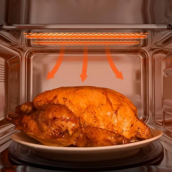 Pieczony kurczak wewnątrz kuchenki mikrofalowej. Strzałki wskazują kierunek ciepła.
