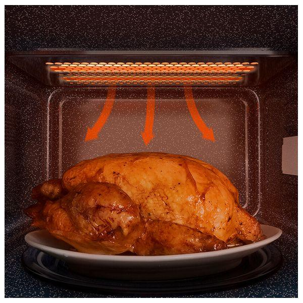 Wnętrze piekarnika z pieczonym kurczakiem na białym talerzu. Element grzewczy u góry. Strzałki pokazują przepływ ciepła.