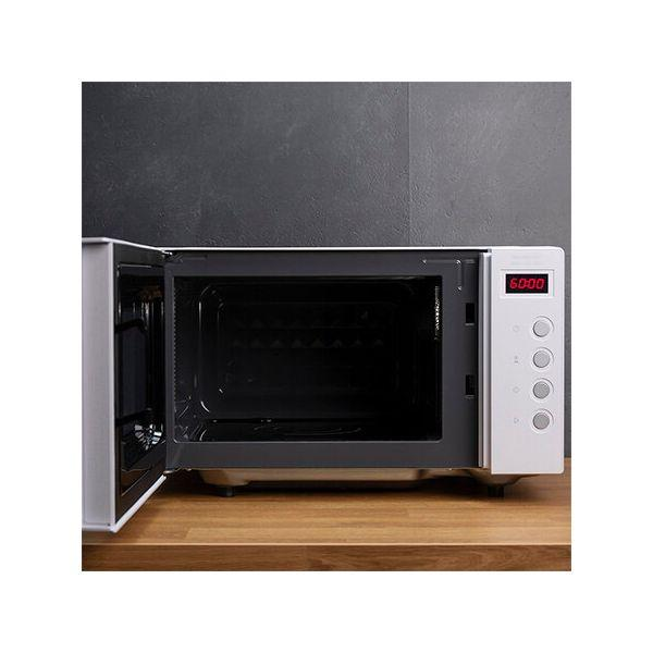 Witte magnetron met de deur open. De binnenkant is zichtbaar met een digitaal display.