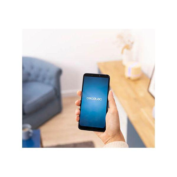 Osoba trzymająca czarny telefon z napisem 'cecotec' na ekranie.