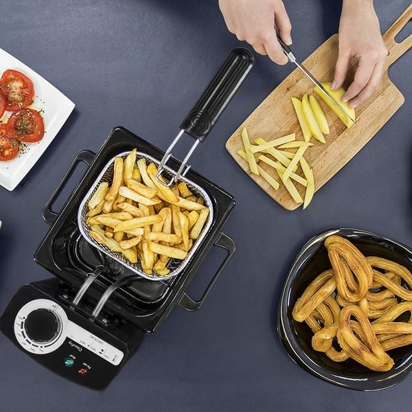 Frytownica z frytkami w koszu, krojenie ziemniaków i churros.