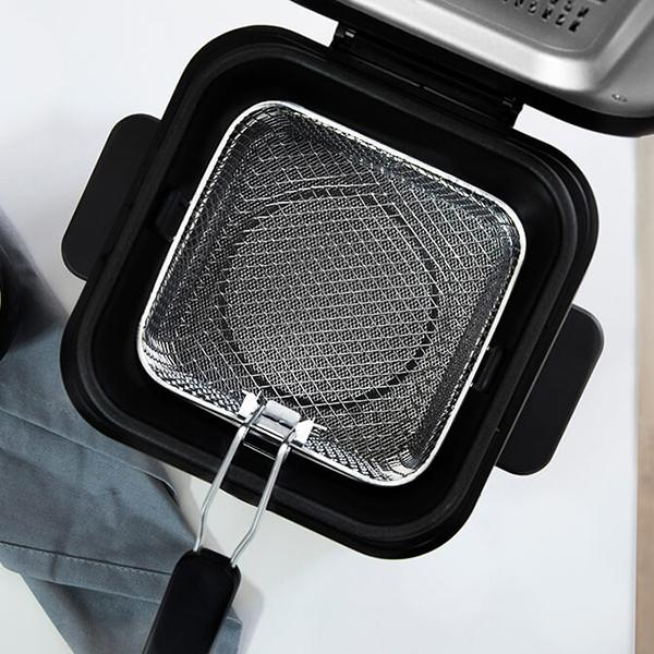 Frytownica z kwadratowym metalowym koszem w środku. Kosz ma uchwyt.