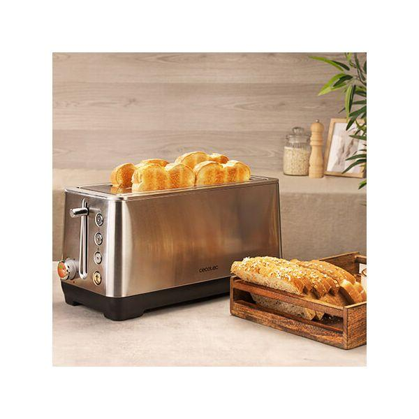 Tostapane con pane tostato, su un bancone, con un portapane in legno.