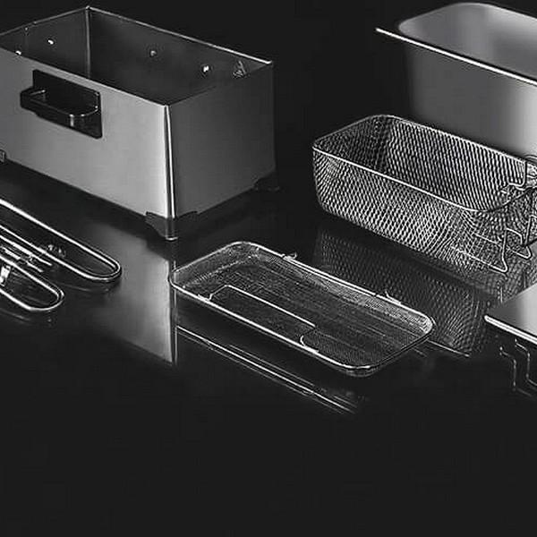 Narzędzia kuchenne ze stali nierdzewnej. Frytownica i różne pojemniki.