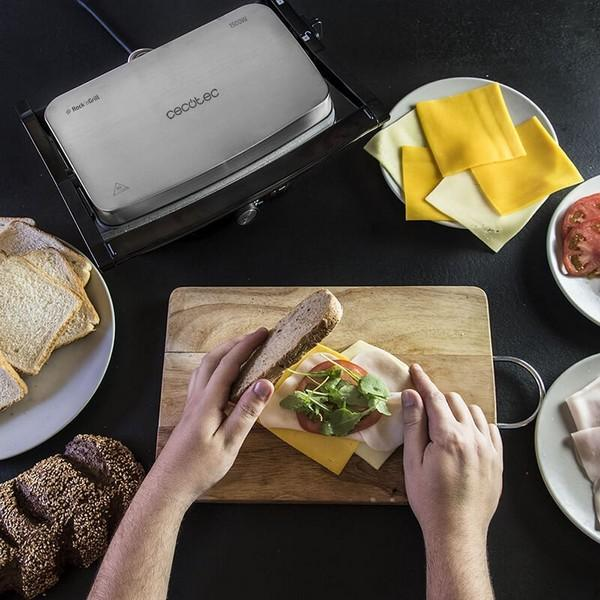 Kanapka składana ze składników na desce do krojenia i grillu.