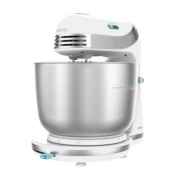 Un mixer a supporto bianco e argento con una ciotola in acciaio inossidabile su una superficie bianca.