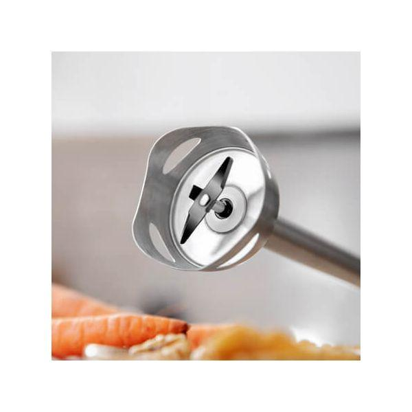 Een staafmixerkop met messen, close-up.