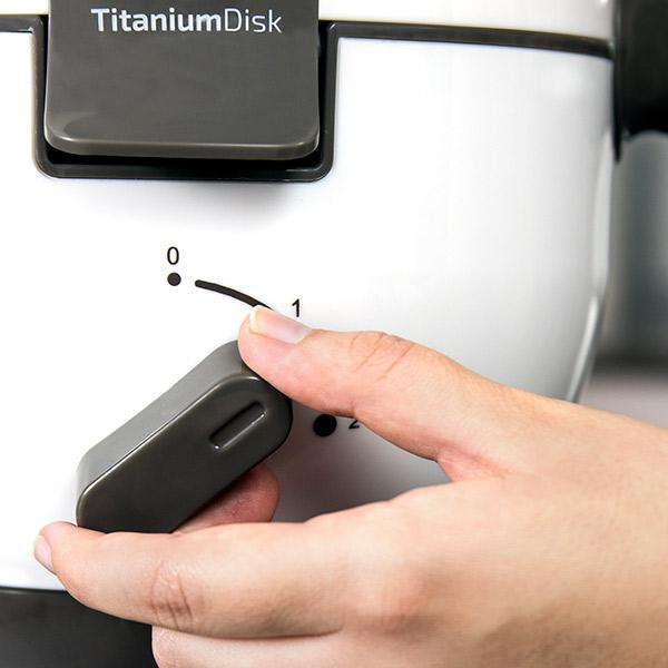 Una mano che gira una manopola su un dispositivo TitaniumDisk. La manopola indica il numero uno.