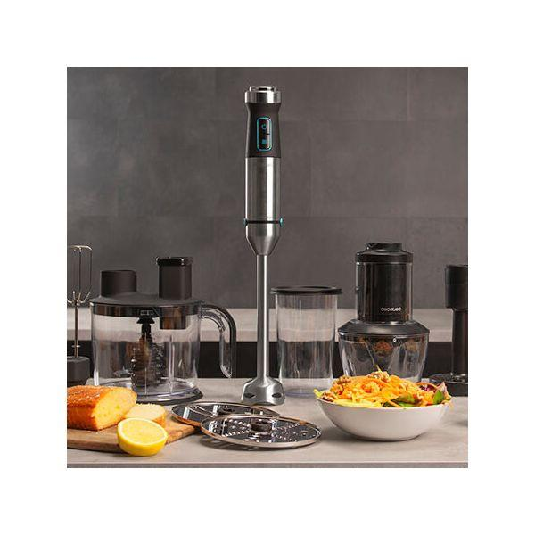 Een keuken set met een staafmixer, keukenmachine en een kom salade op het aanrecht.