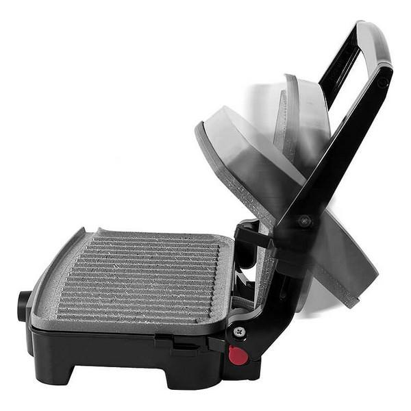 Czarny i szary grill z otwartą pokrywą. Grill ma czerwony przycisk.