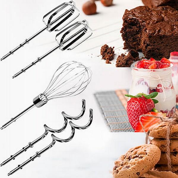 Verschiedene Mixeraufsätze werden neben Brownies, Erdbeeren und Keksen gezeigt.