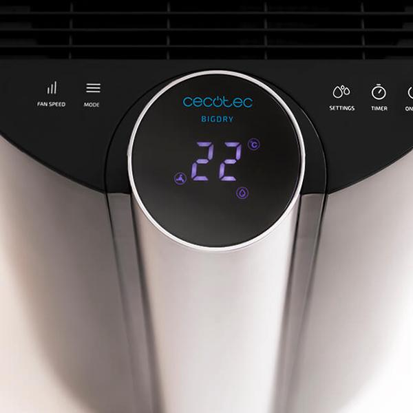 Zbliżenie cyfrowego wyświetlacza pokazującego 22 stopnie Celsjusza, z interfejsem prędkości wentylatora i trybu.