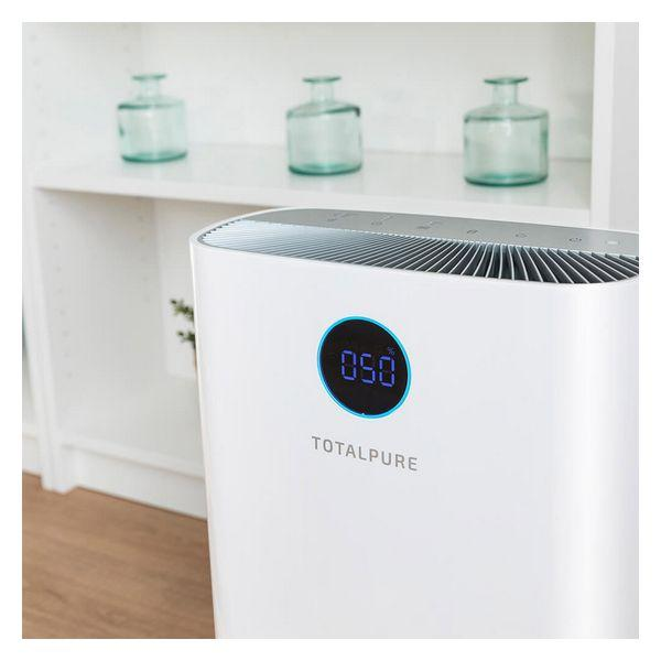 Purificatore d'aria bianco con display digitale che mostra il numero 050, su sfondo bianco.
