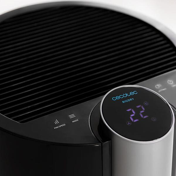 Zbliżenie czarno-srebrnego wentylatora z cyfrowym wyświetlaczem pokazującym liczbę 22.