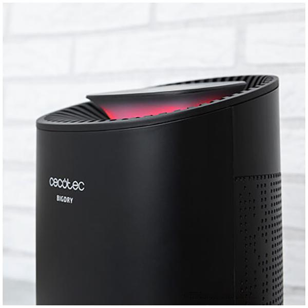 Czarny oczyszczacz powietrza z czerwonym światłem na górze.