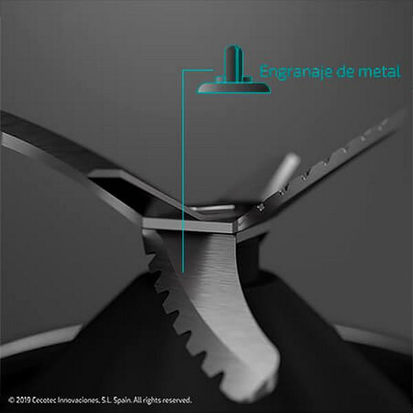 Primer plano de las cuchillas de la licuadora, engranaje metálico. Texto: 'Engranaje de metal'.