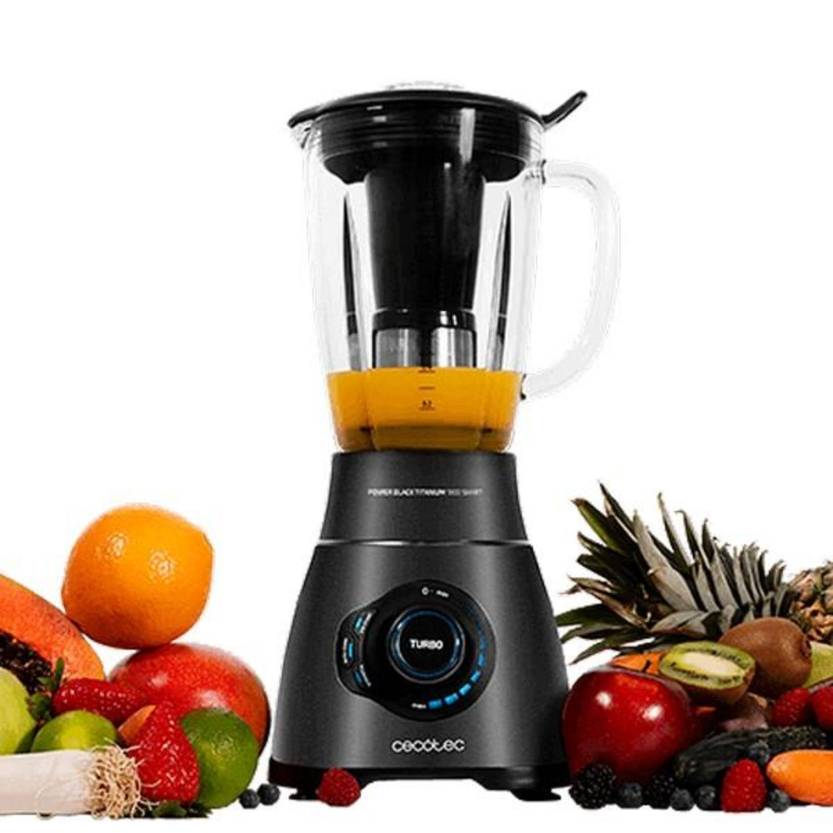 Una licuadora negra con un vaso de vidrio lleno de líquido naranja, rodeada de frutas.