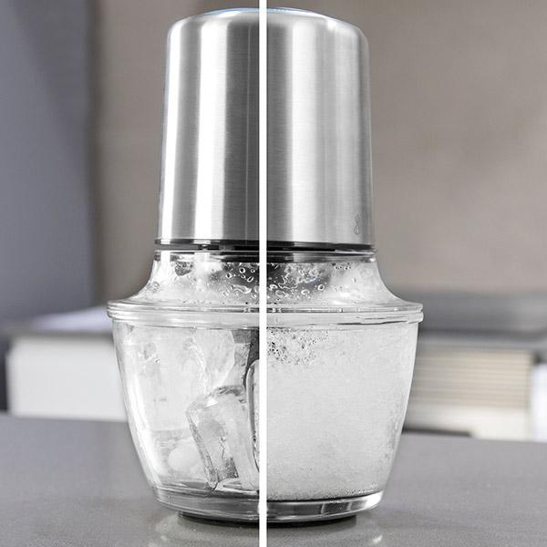Ein Mixer mit Eis, in zwei Hälften geteilt. Linke Seite zeigt Eis, rechte Seite gemischt.