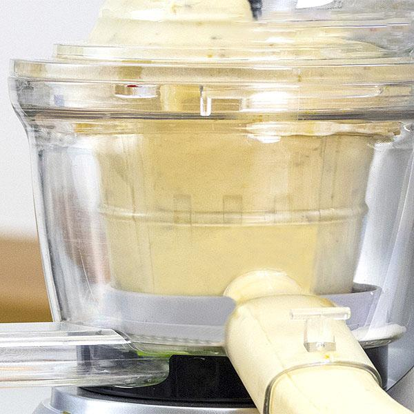Un procesador de alimentos con contenido amarillo claro.