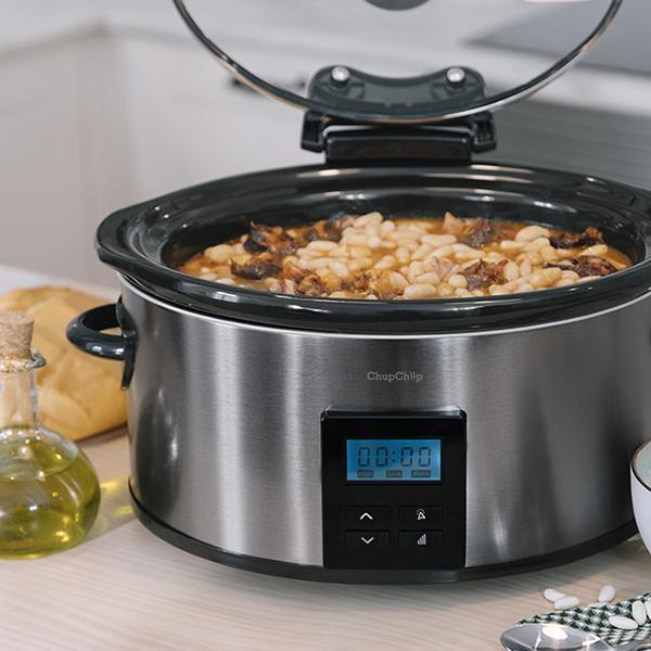 Una olla de cocción lenta con comida dentro y una pantalla digital. El fondo tiene pan.