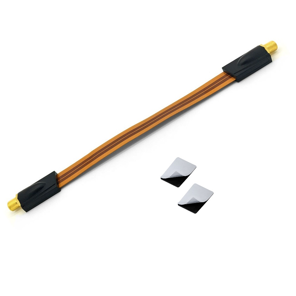 Ein flaches flexibles Kabel mit Anschlussenden und zwei Klebequadraten.