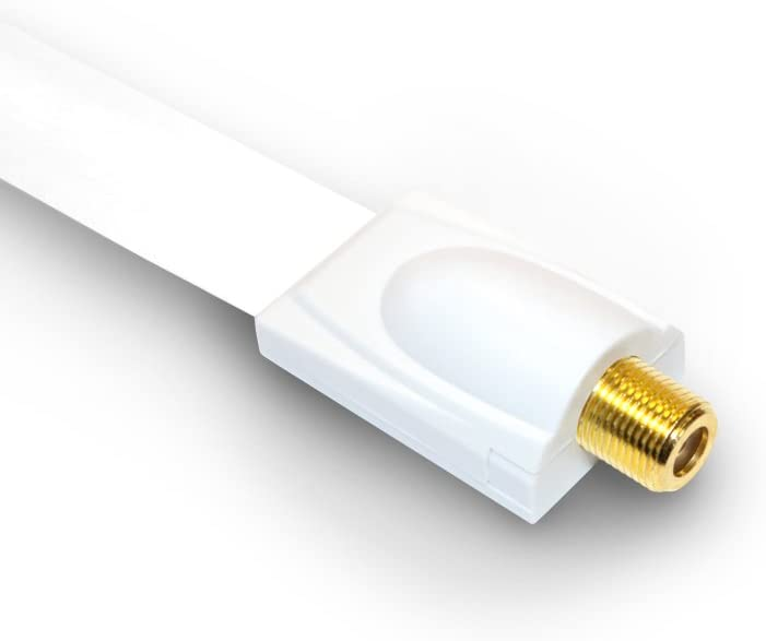 Weißes Flachantennenkabel mit goldfarbenem Stecker.