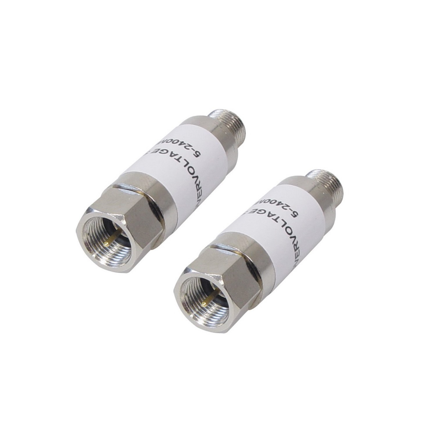 Zwei silberne Koaxialkabel-Stecker mit weißen Etiketten auf weißem Hintergrund.