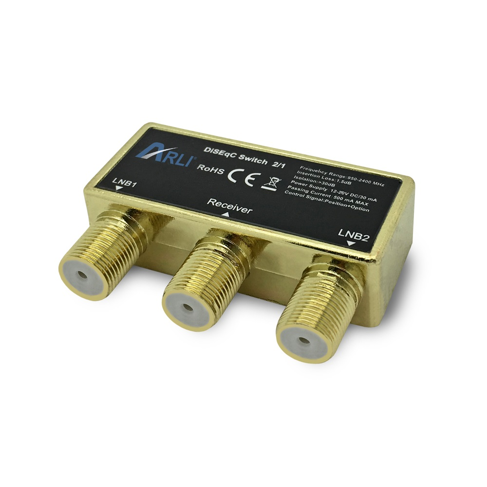 Ein goldfarbener DiSEqC-Schalter mit drei Anschlüssen und Beschriftungen. Es ist ein kleines elektronisches Gerät.