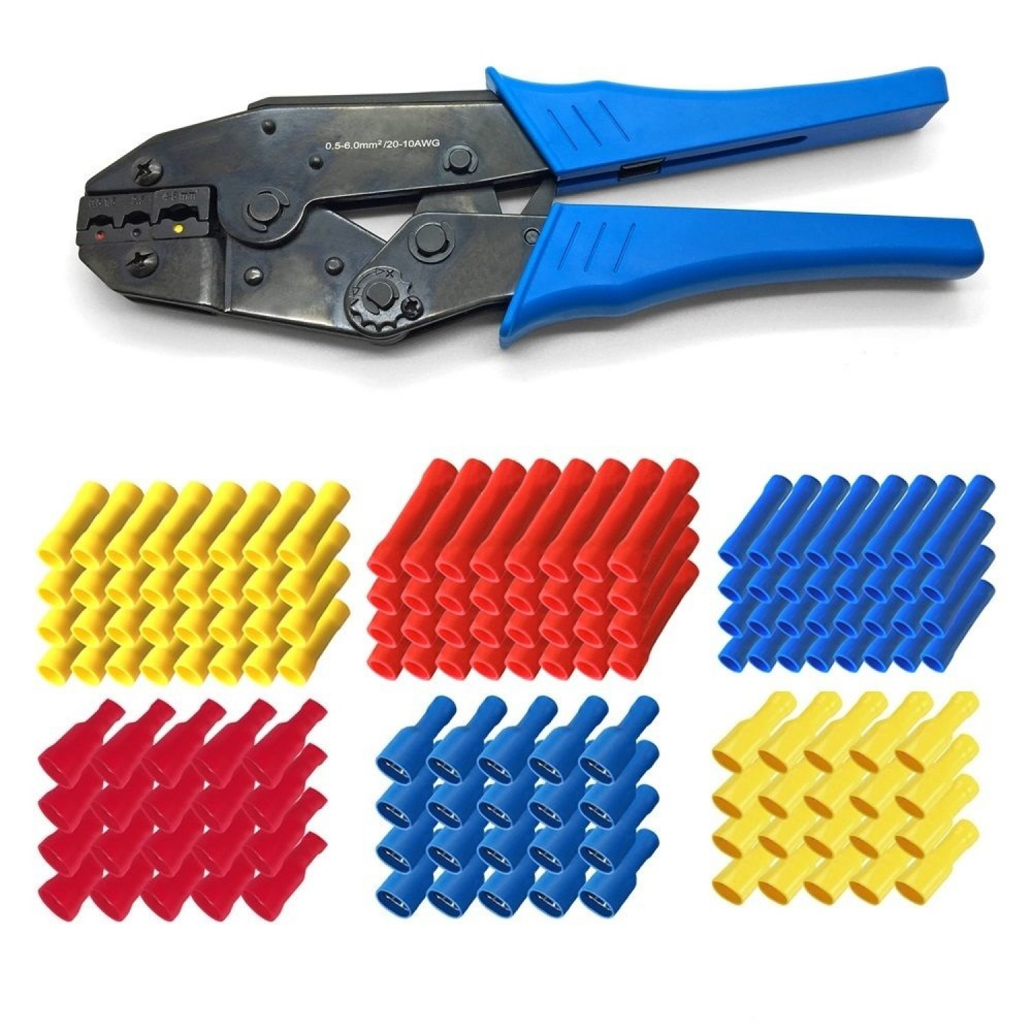 Crimpzange mit blauen Griffen und verschiedenen farbigen Drahtverbindern. Weißer Hintergrund.