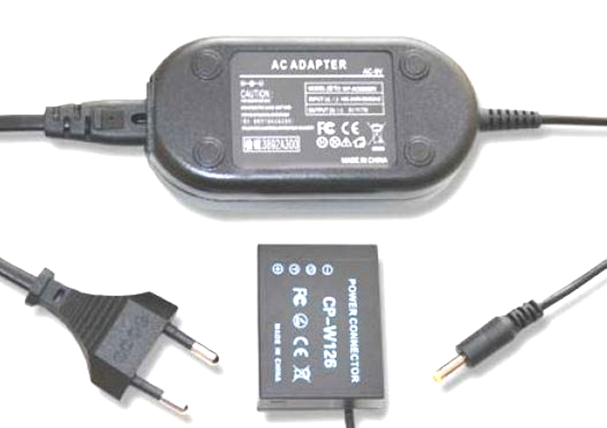 AC-Adapter mit Netzstecker und Power-Connector. Beide schwarz auf weißem Hintergrund.