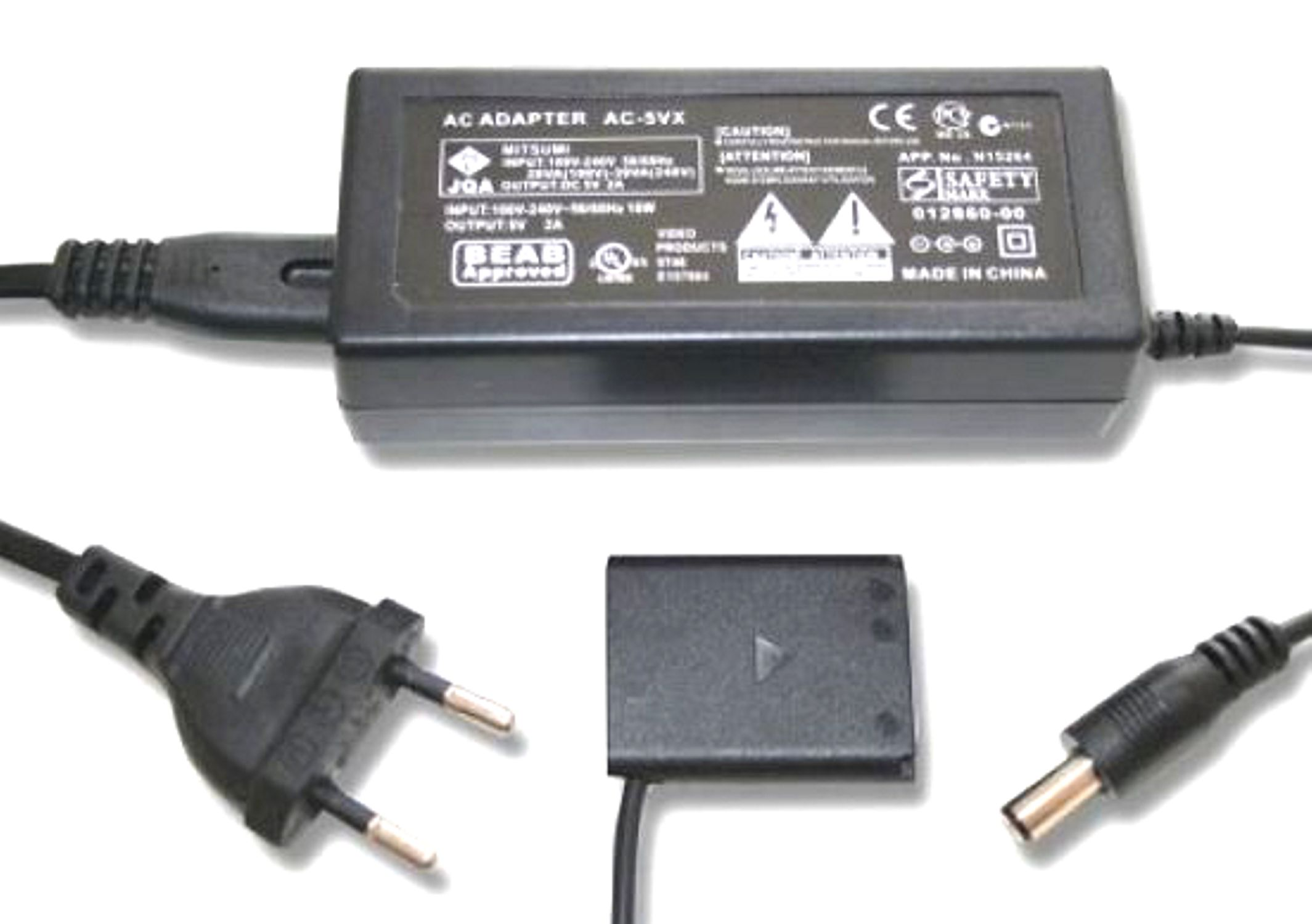 Schwarzer AC-Adapter mit Stecker und separaten Kabelenden auf weißem Hintergrund.