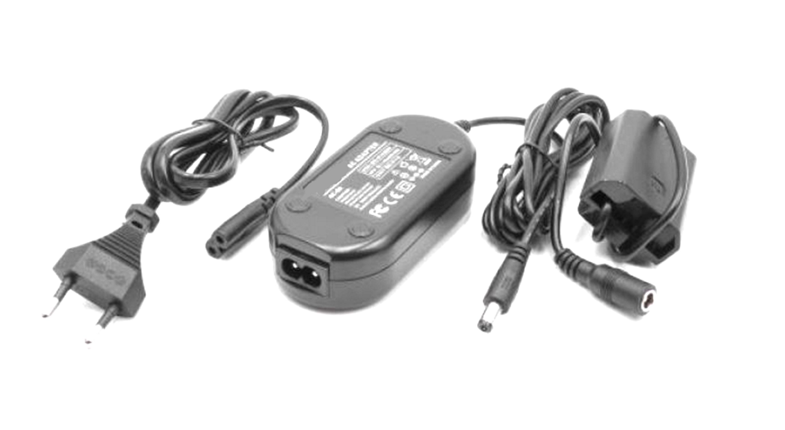 Schwarzes Netzteil mit Kabeln und Stecker. Weißer Hintergrund.