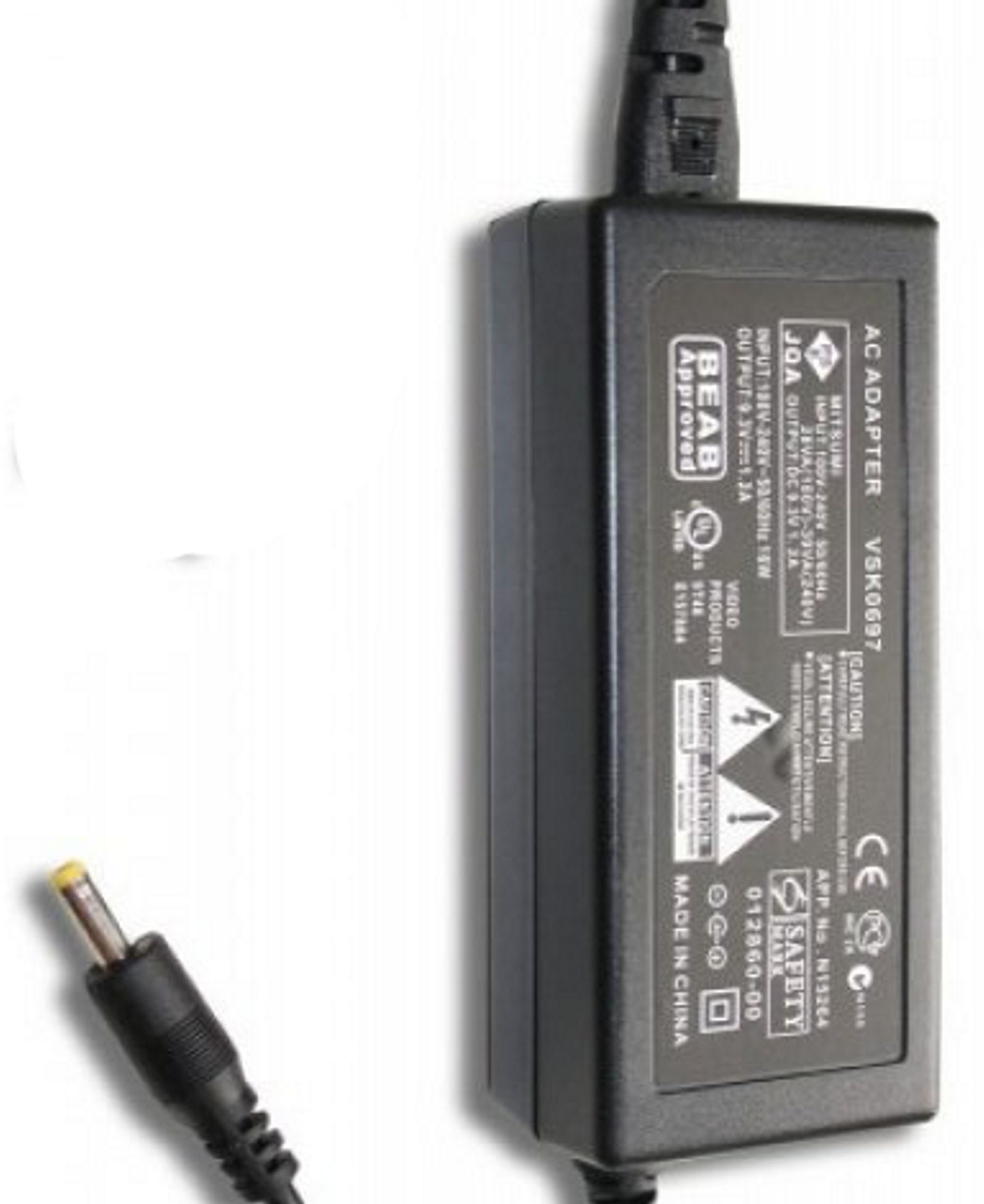 Schwarzes Netzteil mit gelbem Stift, Etiketten und schwarzem Kabel.