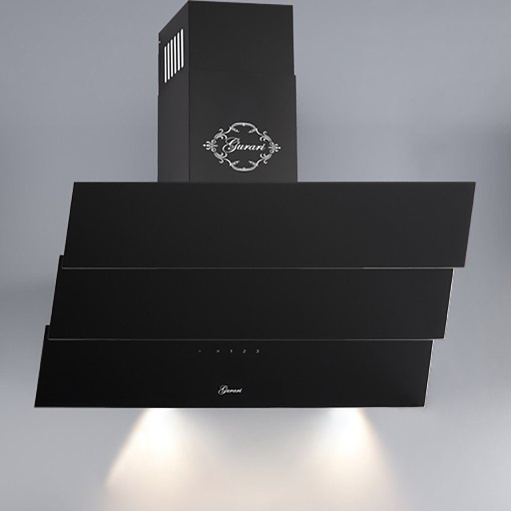 Una campana extractora negra con un logotipo. Está montada en una pared gris claro. Hay luces en la parte inferior.