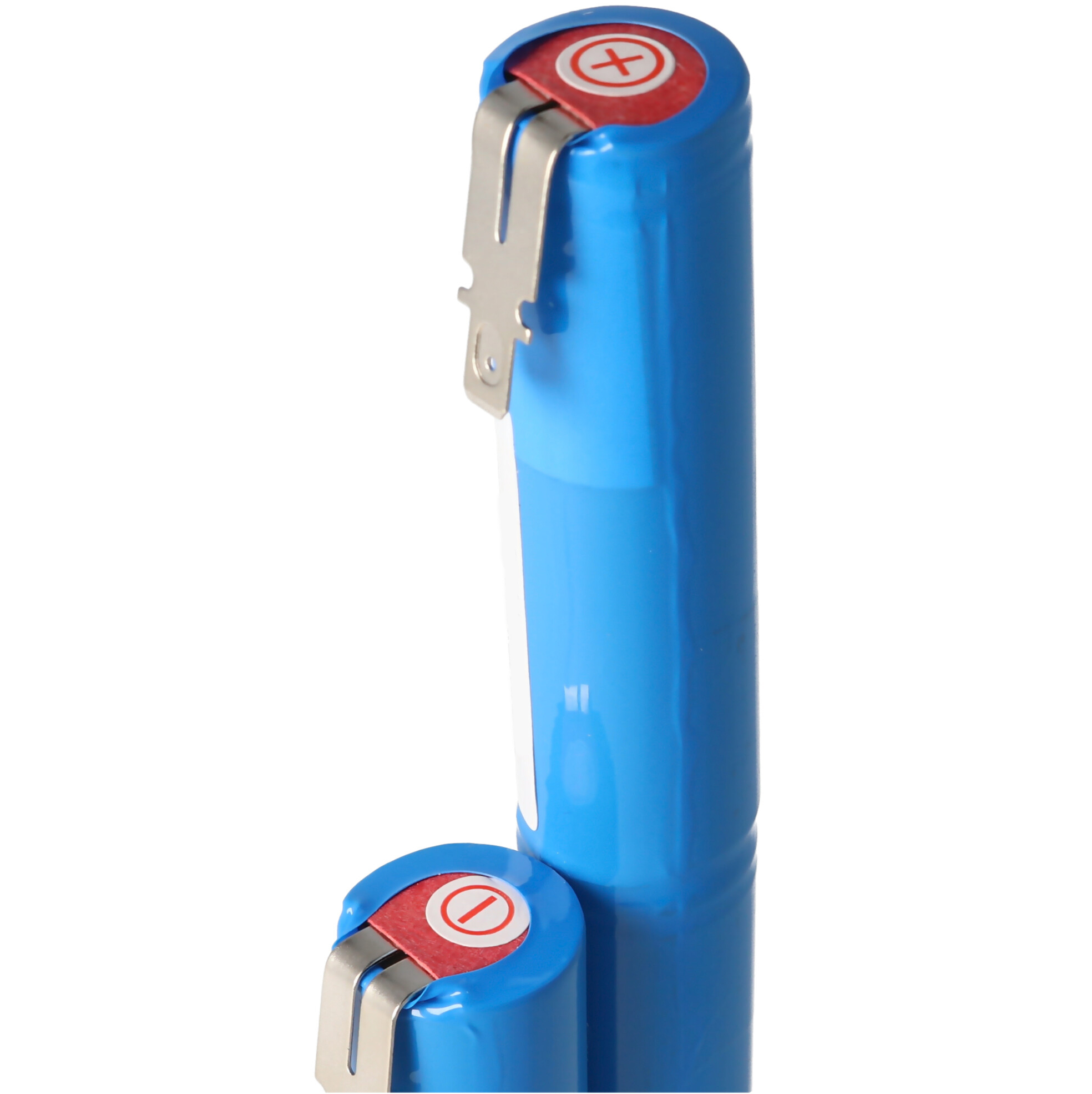 Zwei blaue zylindrische Batterien mit roten Plus- und Minuszeichen, vor weißem Hintergrund.