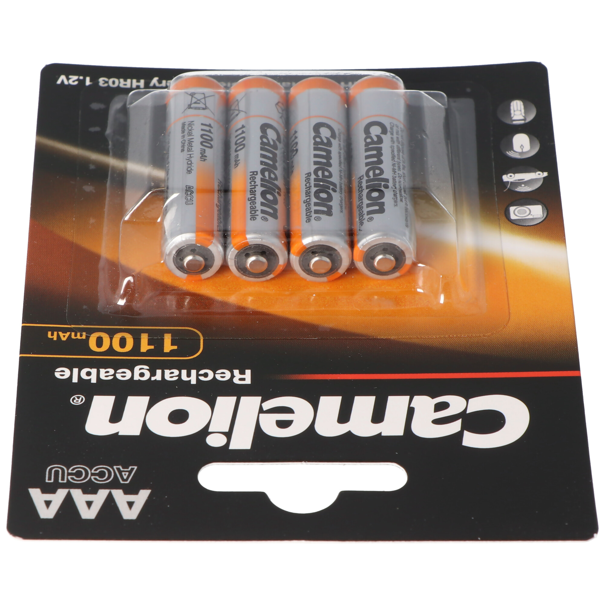 Vier AAA-Akkus in einer Blisterpackung. Orangefarbenes und weißes Etikett.