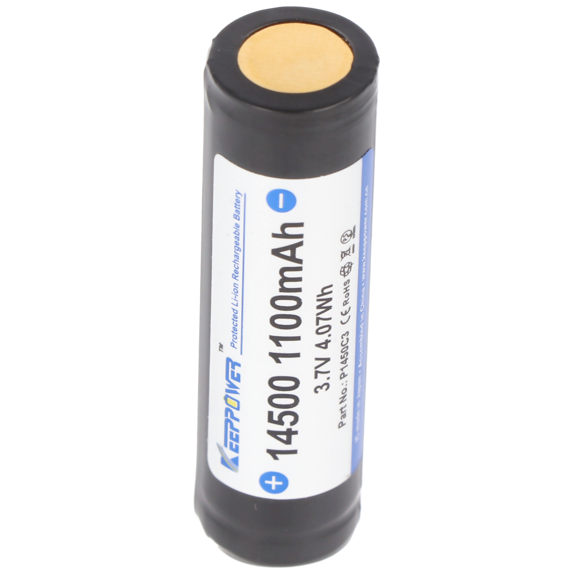 Eine schwarz-weiße zylindrische Batterie mit Text: 14500 1100mAh 3,7V. Plus- und Minuszeichen sind sichtbar.