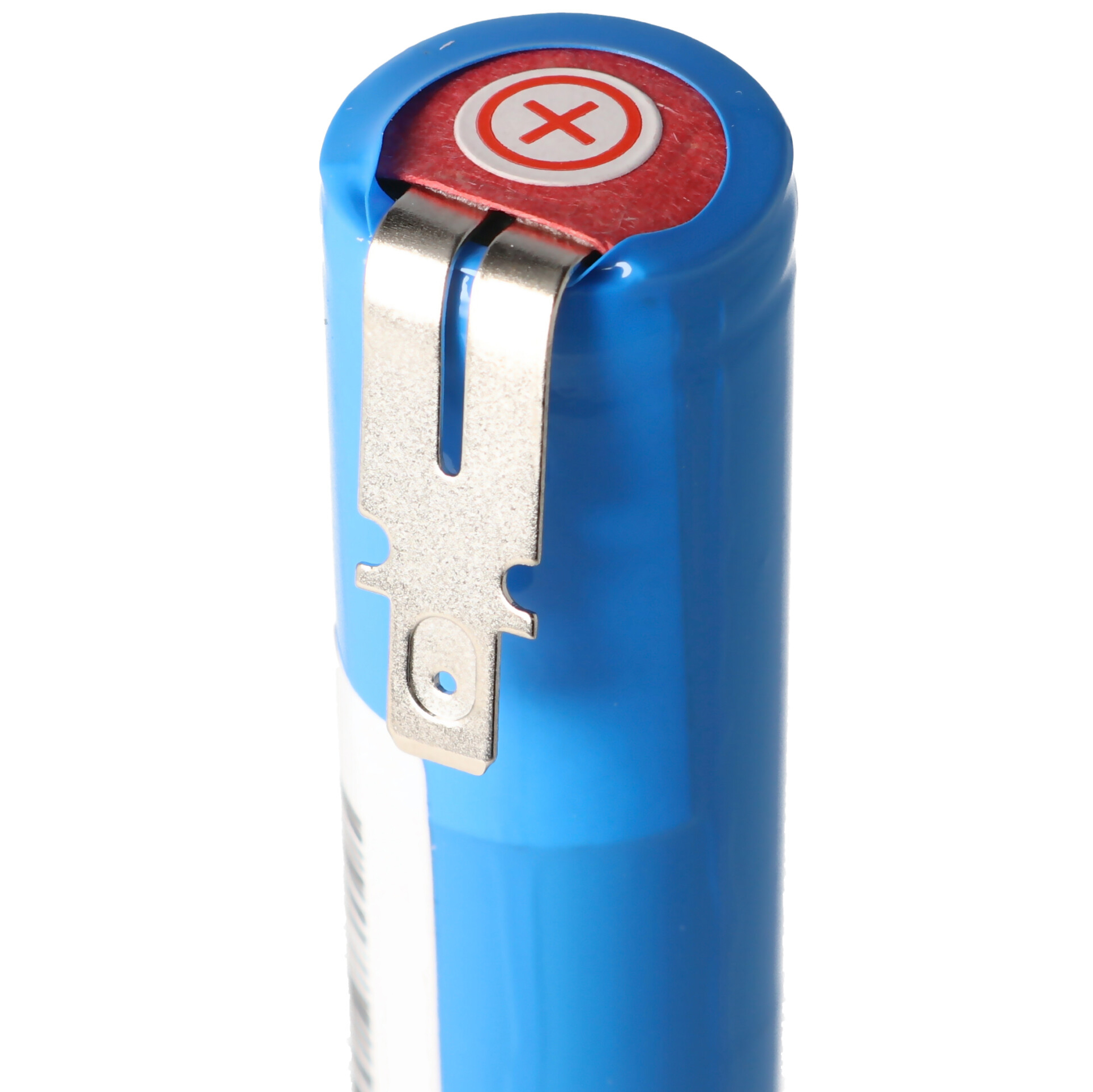 Nahaufnahme einer blauen Batterie mit einem roten X-Symbol oben.