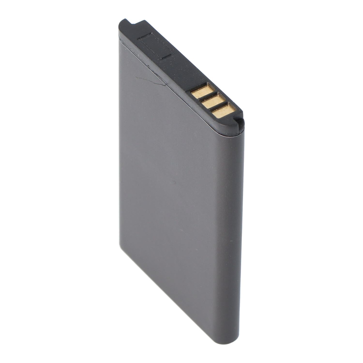 Graue Batteriezelle auf weißer Oberfläche, Nahaufnahme.