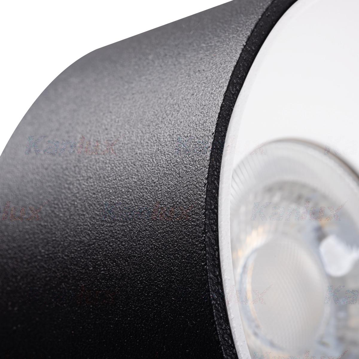 Primo piano di un apparecchio di illuminazione bianco e nero con superficie strutturata.