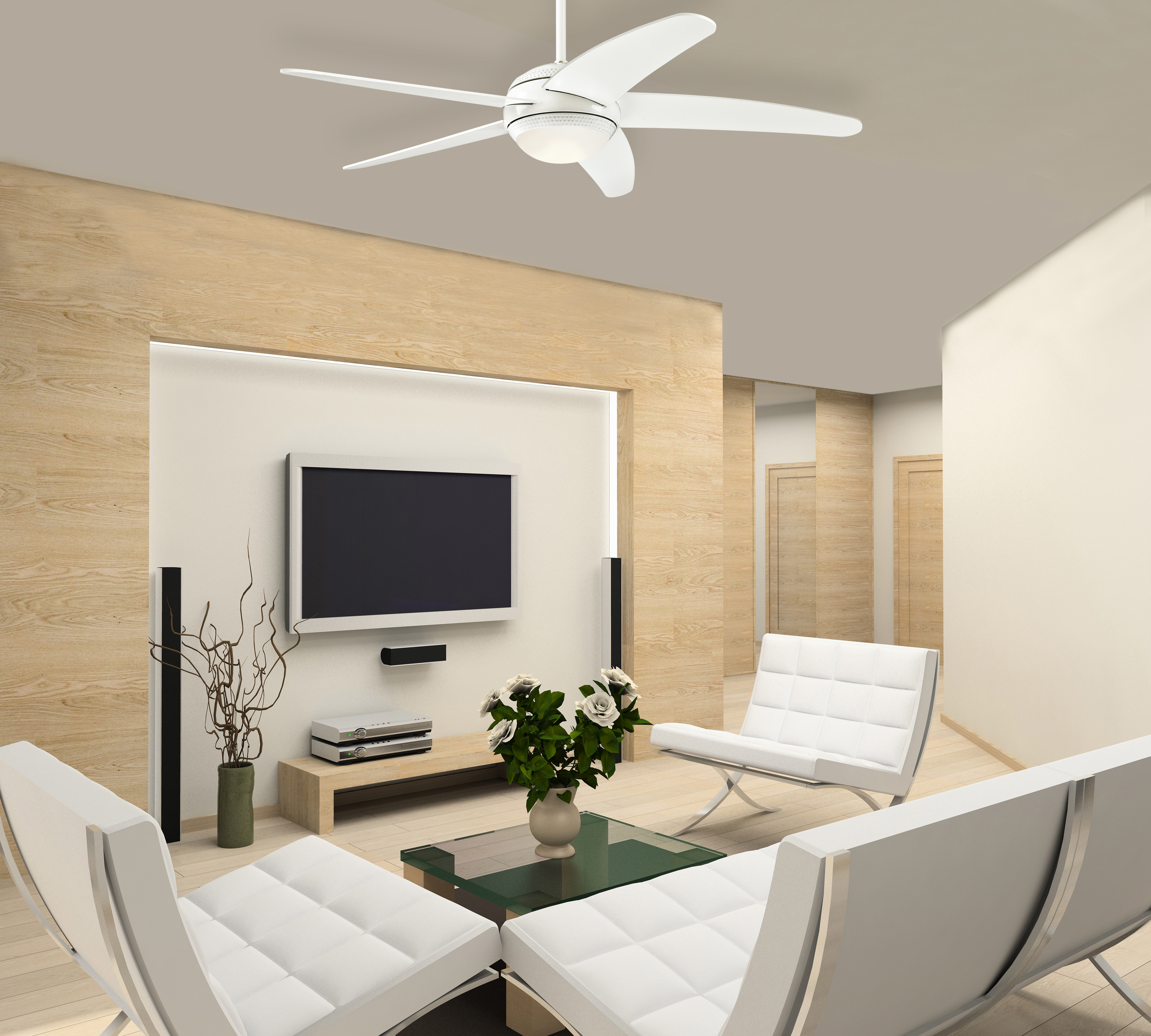 Modernes Wohnzimmer mit weißen Möbeln, Deckenventilator und Fernseher an einer hellen Holzvertäfelung.