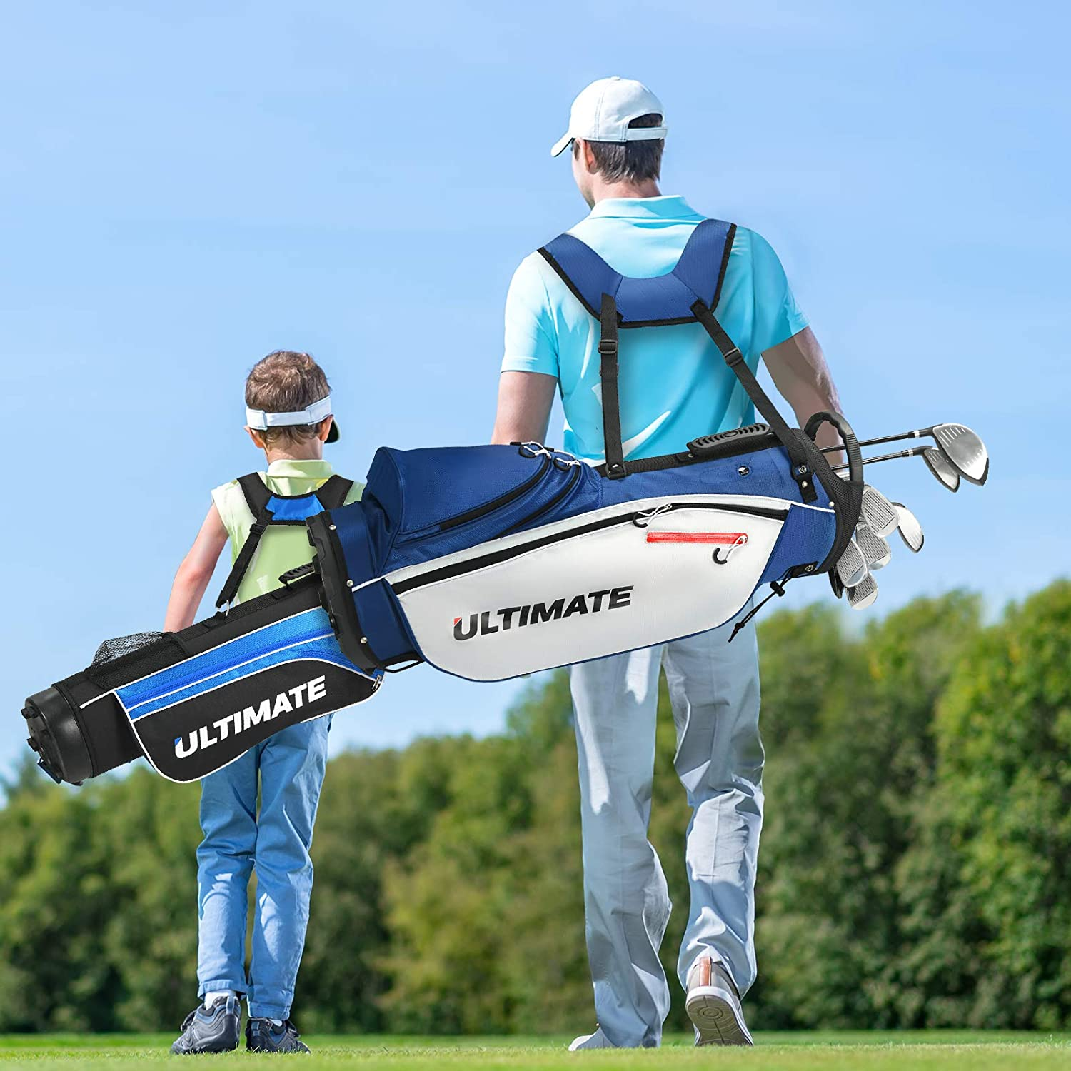 Ein Mann und ein Junge gehen mit Golftaschen an einem sonnigen Tag.