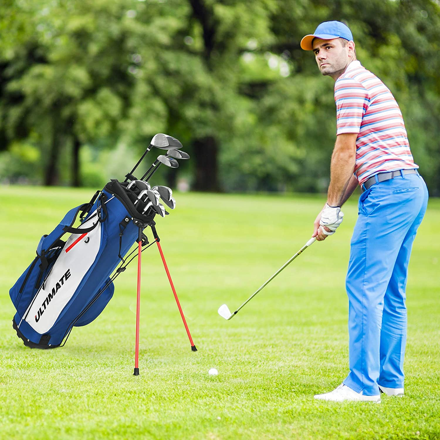 Ein Mann in Golfkleidung steht kurz davor, den Ball zu schlagen. Eine Golftasche daneben.