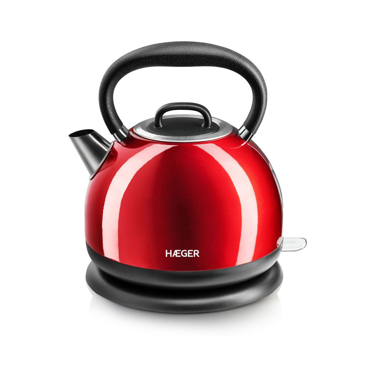 Hervidor eléctrico rojo sobre una base negra. Tiene un asa y un pico negros, aislado sobre blanco.