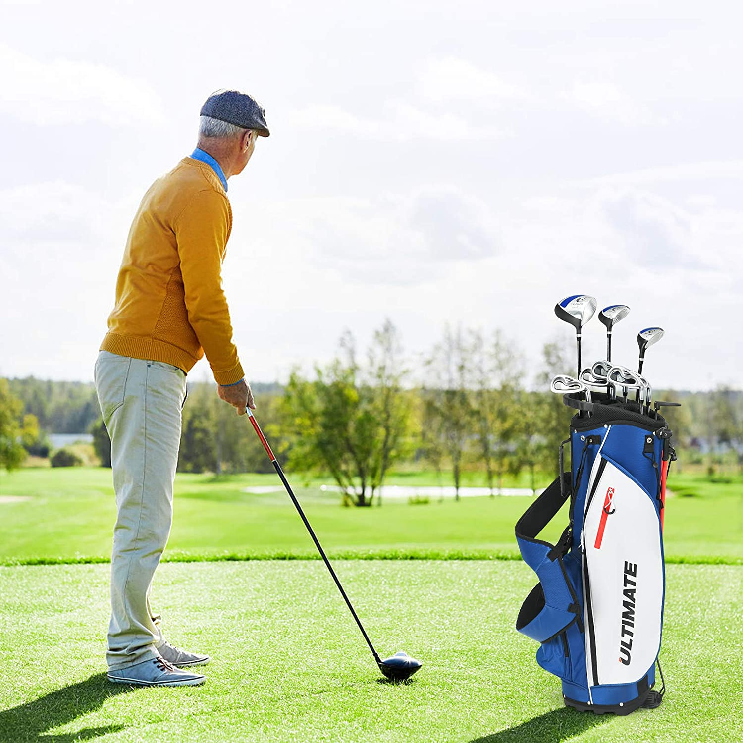 Golfer in gelbem Pullover bereitet sich auf den Abschlag vor, Schlägertasche in der Nähe, sonniger Tag.