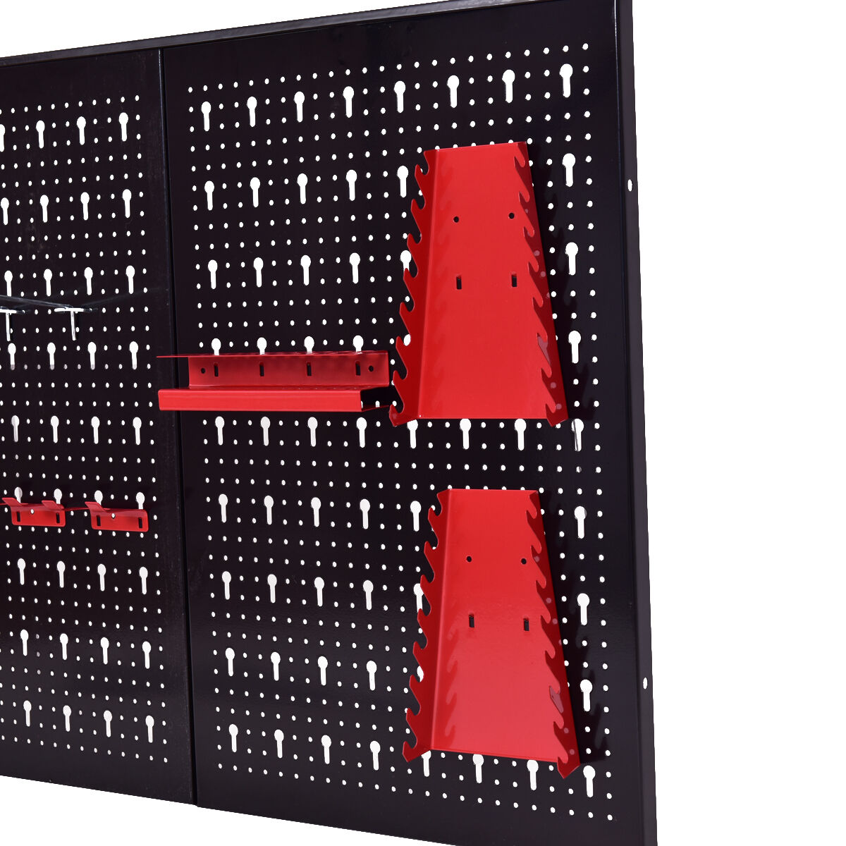 Eine schwarze Lochwand mit roten Werkzeughaltern. Lochwand hat Löcher. Die Halter sind abgewinkelt und haben Schlitze.