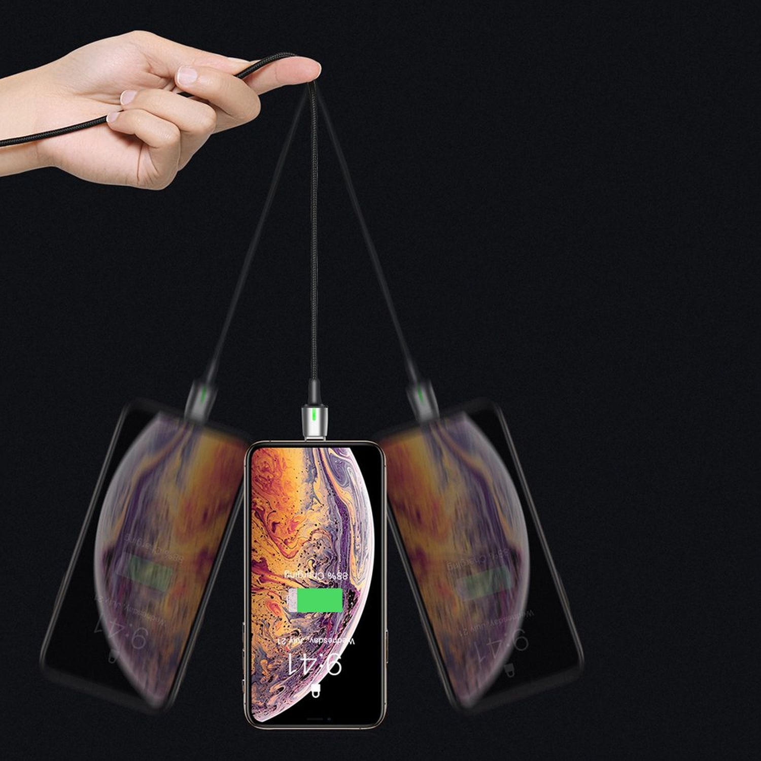 Hand, die ein Ladekabel hält, das an einem Telefon angeschlossen ist. Ladesymbol sichtbar.